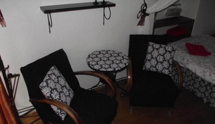 Pension Tiffany Český Krumlov - Dvoulůžkový pokoj s přistýlkou, koupelna na pokoji, Dvoulůžkový romantický pokoj double, společná historická koupelna na chodbě, Dvoulůžkový pokoj twin, společná historická koupelna na chodbě
